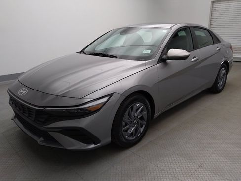 Used 2025 Hyundai Elantra Hybrid FWD image 2