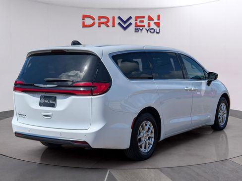 Used 2024 Chrysler Pacifica Touring-L FWD image 5