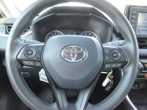 Used 2019 Toyota RAV4 LE FWD image 22