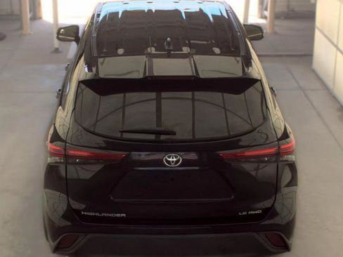 Used 2022 Toyota Highlander LE AWD/4WD image 6