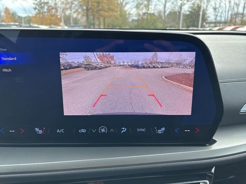 Used 2025 Chevrolet Traverse LT image 14