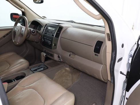 Used 2011 Nissan Frontier SL image 17