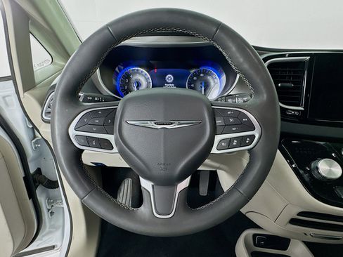 Used 2024 Chrysler Pacifica Touring-L FWD image 11