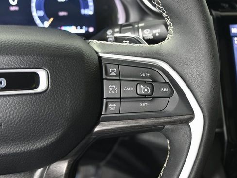 Used 2023 Jeep Grand Cherokee Limited w/ Black Appearance Package image 38