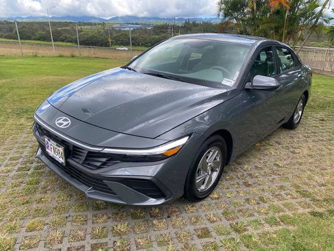 Used 2025 Hyundai Elantra SE w/ Cargo Package FWD image 3