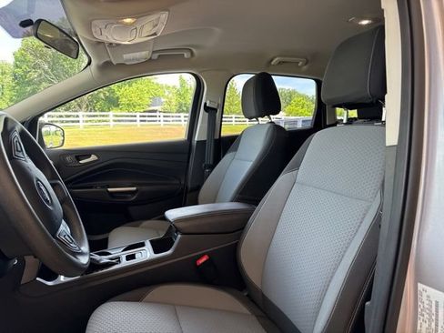 Used 2017 Ford Escape SE FWD image 4