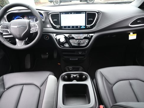 New 2026 Chrysler Pacifica Select image 3