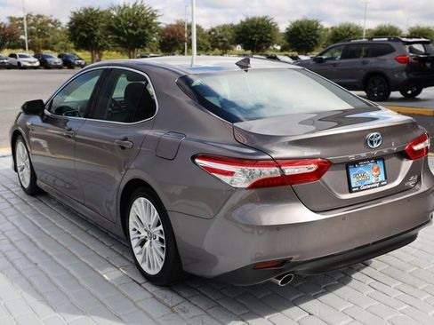 Used 2018 Toyota Camry XLE image 3