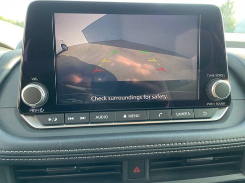 Used 2024 Nissan Rogue S FWD image 11