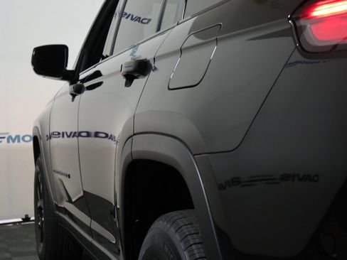 New 2025 Jeep Grand Cherokee L Altitude image 11