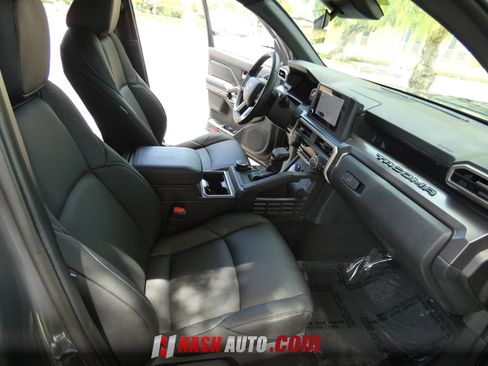 Used 2025 Toyota Tacoma TRD Sport AWD/4WD image 36