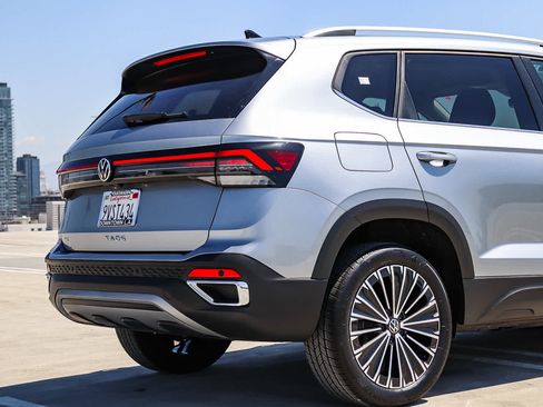 New 2025 Volkswagen Taos SE FWD image 9
