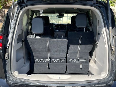 Used 2023 Chrysler Pacifica Touring-L image 7