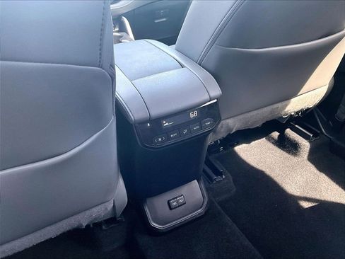 Used 2024 Toyota Highlander XLE AWD/4WD image 13