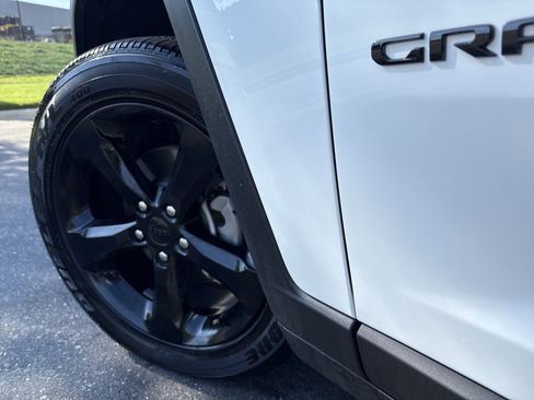 Certified 2024 Jeep Grand Cherokee Altitude RWD image 12