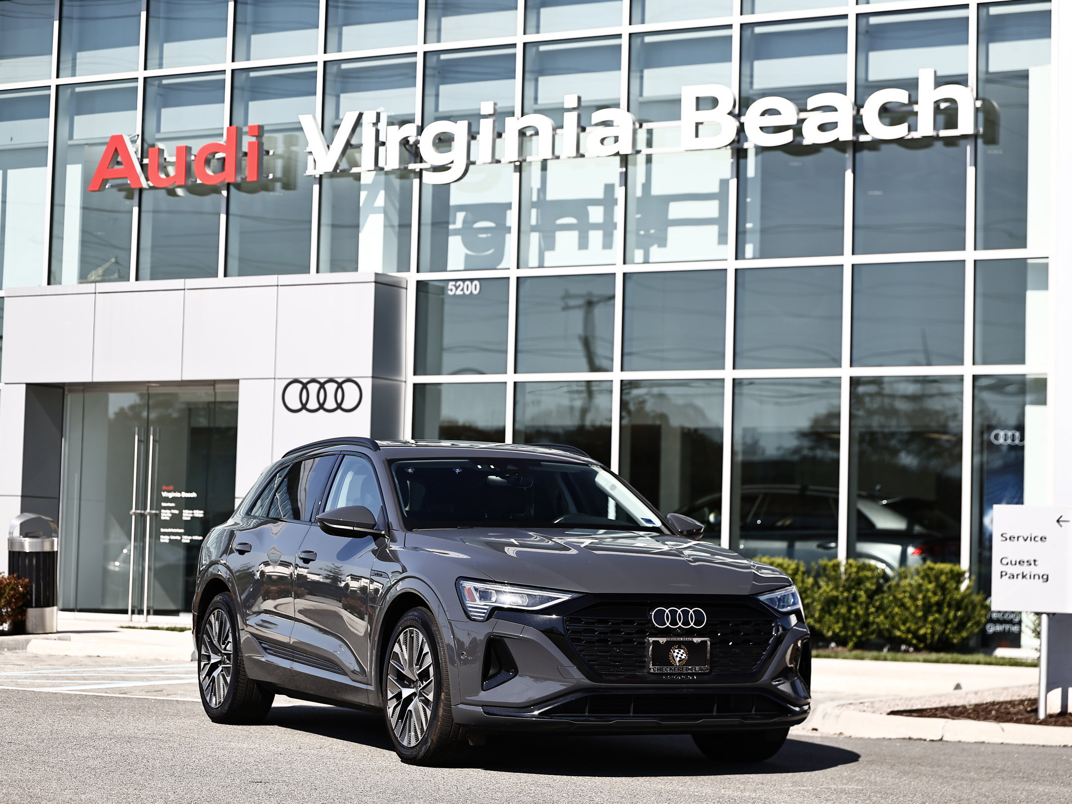 Used 2024 Audi Q8 e-tron Premium Plus AWD/4WD image 1