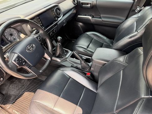 Used 2020 Toyota Tacoma TRD Off-Road w/ TRD Premium Off Road Package AWD/4WD image 2
