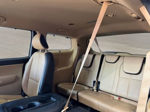 Used 2017 Kia Sedona LX w/ LX Essentials Premium Package FWD image 23