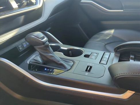 Used 2022 Toyota Highlander XLE image 11