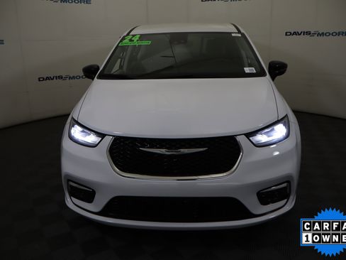 Used 2024 Chrysler Pacifica Select image 13