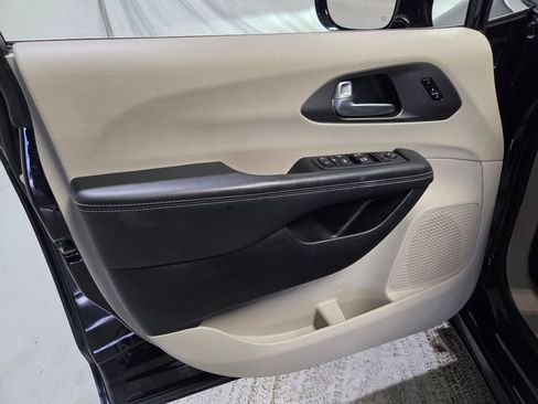 Used 2024 Chrysler Pacifica Touring-L FWD image 16