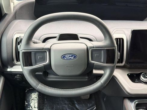 Used 2025 Ford Expedition Active AWD/4WD image 17