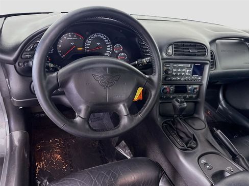 Used 2004 Chevrolet Corvette Convertible w/ Preferred Equipment Group RWD image 2