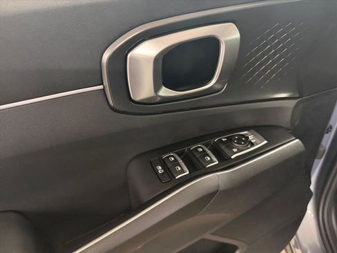 Used 2023 Kia Sorento LX image 12