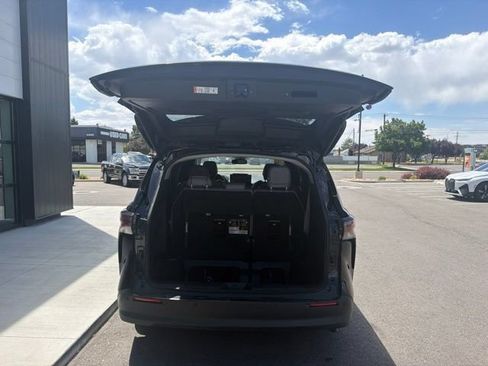 Used 2025 Toyota Sienna XLE FWD image 7