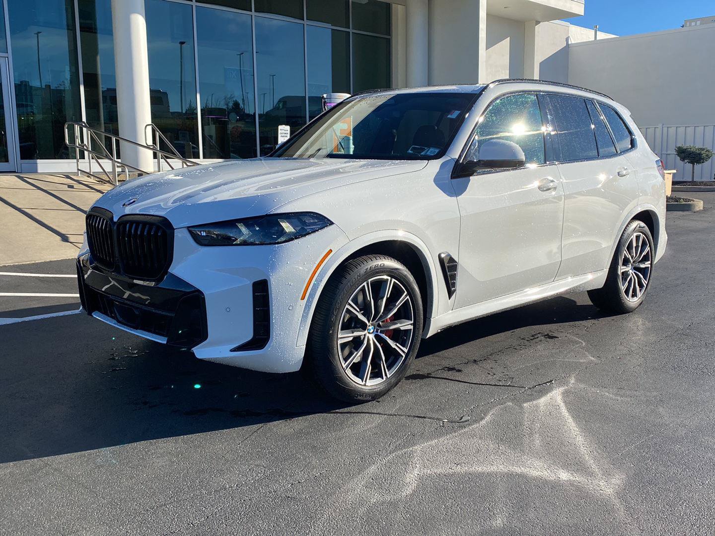 Used 2025 BMW X5 xDrive40i w/ M Sport Package AWD/4WD image 7