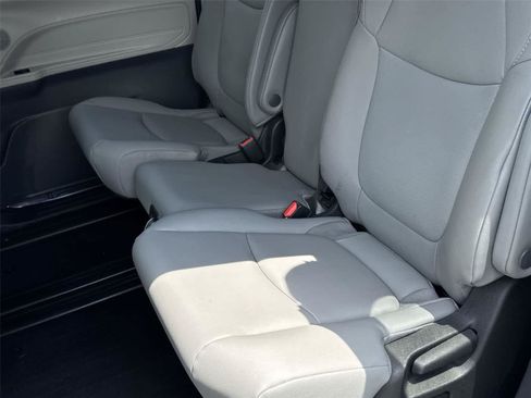 Used 2022 Toyota Sienna XLE FWD image 15