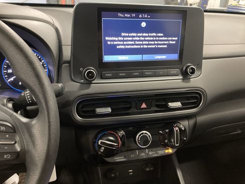 Used 2022 Hyundai Kona SE image 11