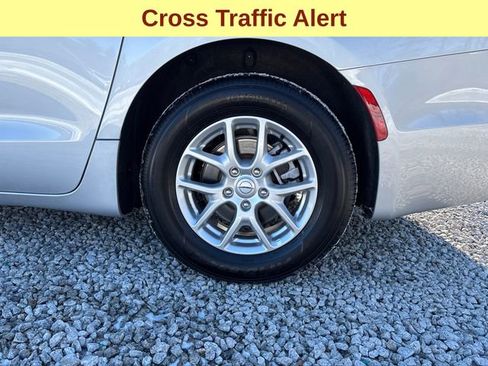 Used 2026 Chrysler Pacifica Select image 9