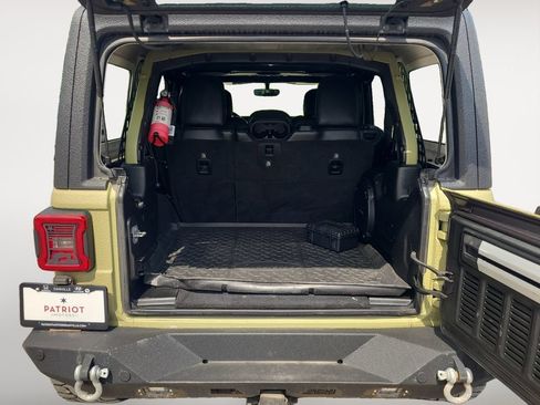 Used 2018 Jeep Wrangler Unlimited Sahara AWD/4WD image 17