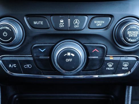 Used 2021 Jeep Cherokee Latitude Lux w/ Sun & Sound Group image 31