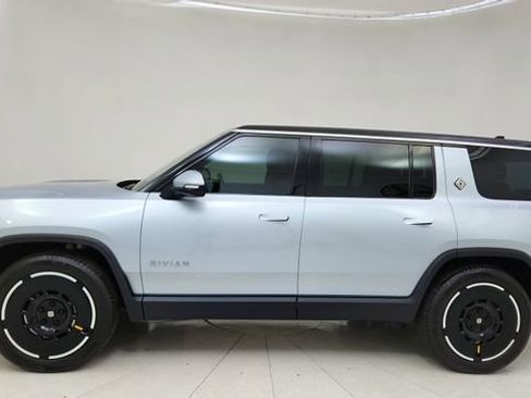 Used 2025 Rivian R1S Adventure image 10