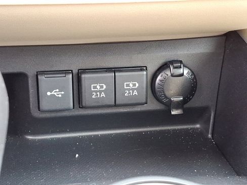 Used 2021 Toyota Highlander XLE image 28