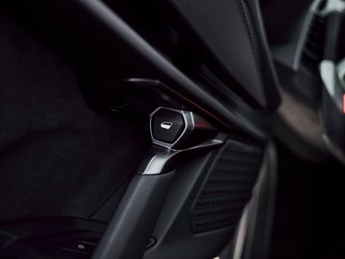 Used 2025 Lamborghini Revuelto image 40