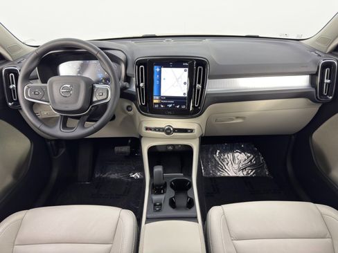 Used 2022 Volvo XC40 T5 Momentum w/ Premium Package image 11