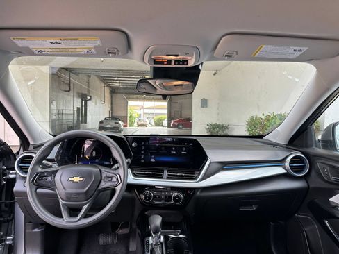 Used 2025 Chevrolet Trax LT FWD image 28