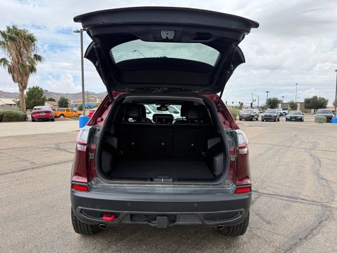 Used 2021 Jeep Cherokee Trailhawk w/ Technology Group AWD/4WD image 38