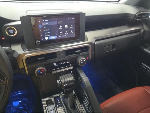 Used 2025 Toyota 4Runner SR5 AWD/4WD image 15