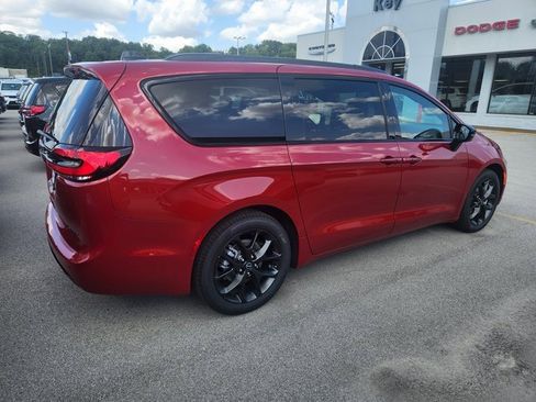 New 2026 Chrysler Pacifica Limited w/ S Appearance Package image 3