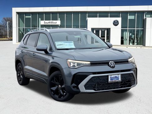 New 2026 Volkswagen Taos SE FWD image 1