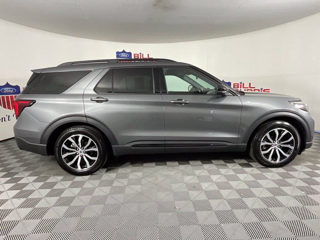 Used 2025 Ford Explorer ST-Line w/ Premium Package RWD image 2