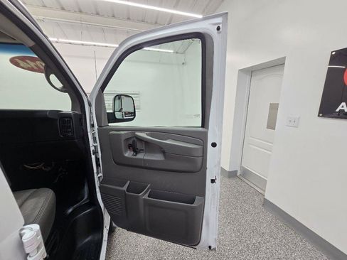 Used 2014 Chevrolet Express 2500 RWD image 25