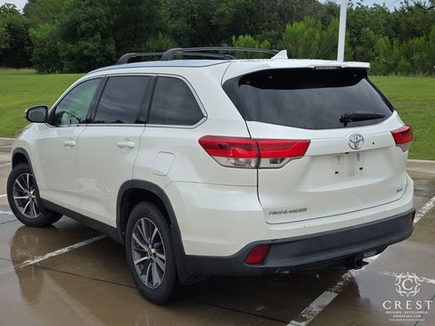 Used 2019 Toyota Highlander XLE FWD image 3