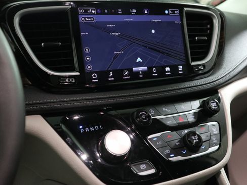 Used 2023 Chrysler Pacifica Limited FWD image 24