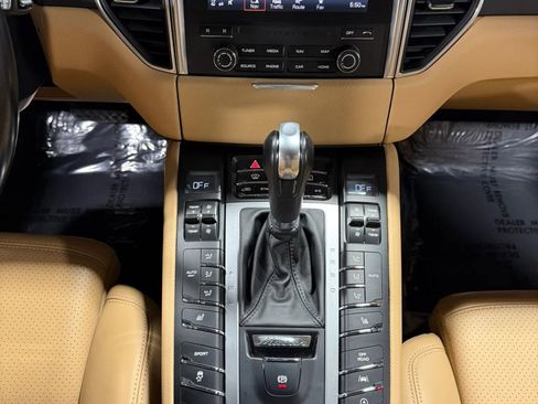 Used 2018 Porsche Macan AWD/4WD image 2