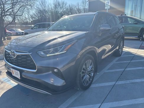 Used 2021 Toyota Highlander Platinum image 12